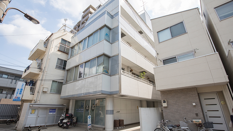 森大治郎法律事務所 アクセス情報 真ん中の白い「ビガーM&Mビル」の2階です。